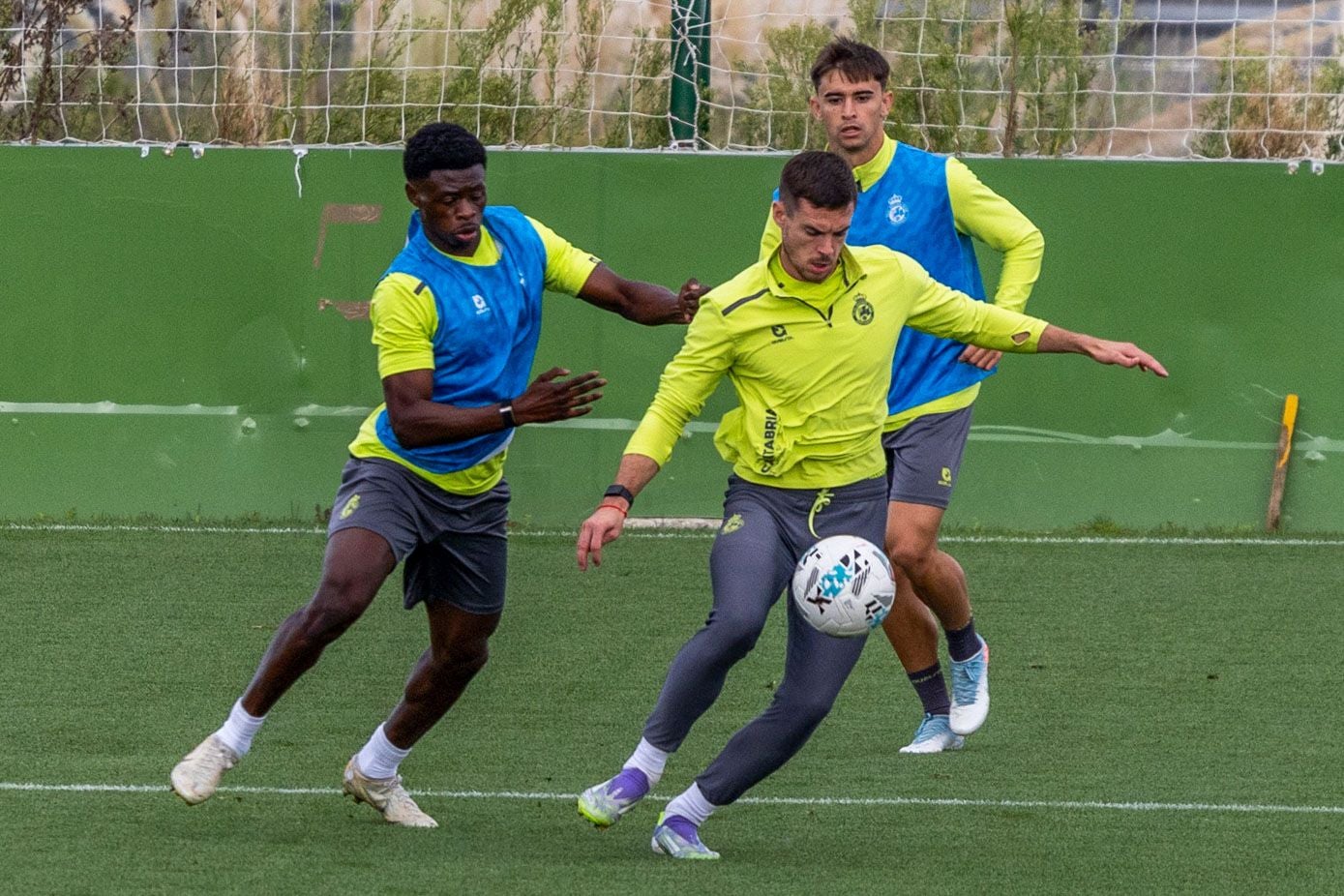 Suleiman Camara y Mario García presionana a Clément Michelin. 