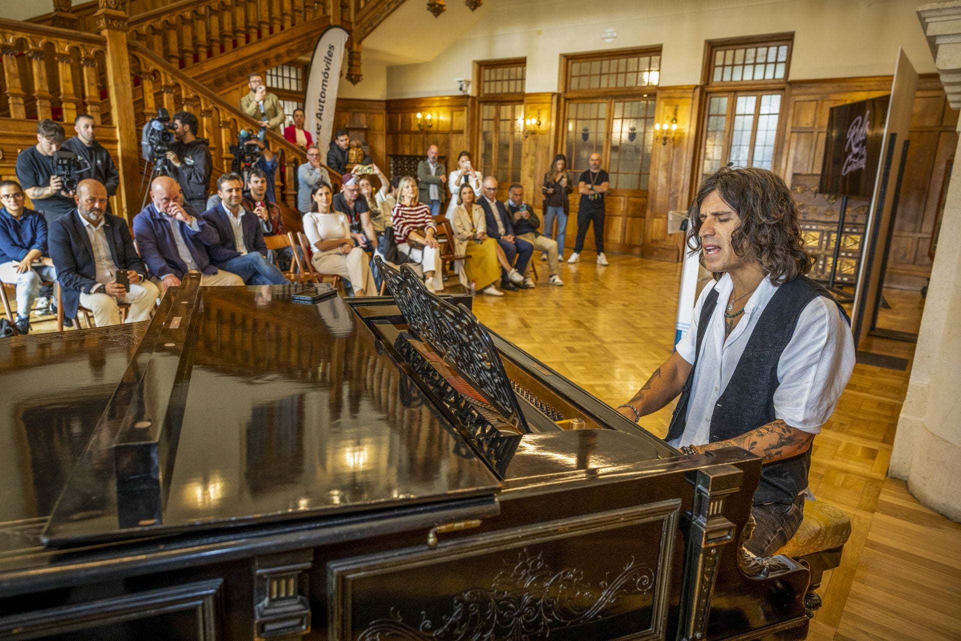 El cantante avanzó que interpretará un repertorio exclusivo acompañado de «familia y amigos».