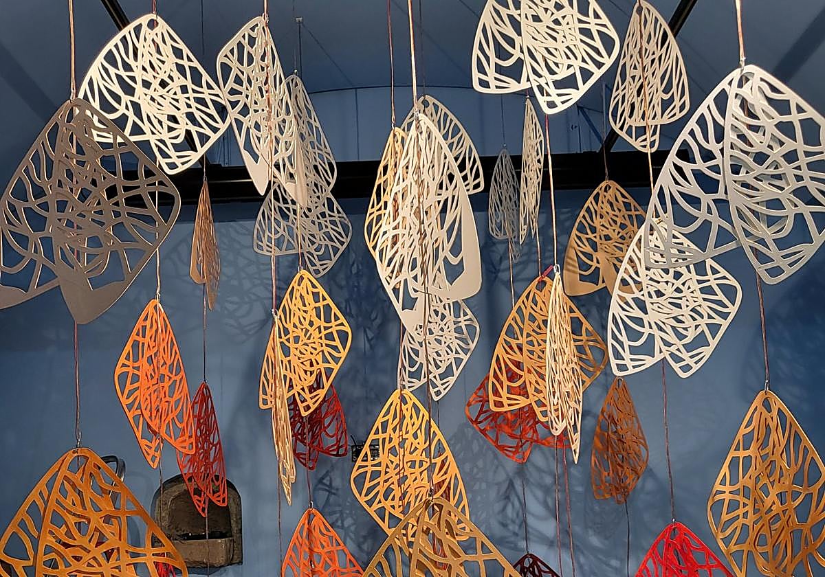 Detalle de la instalación 'Por el aire estremecido'.