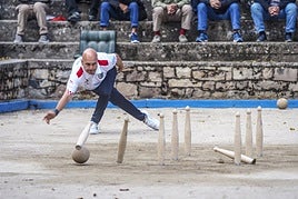 Jesús Salmón, al birle, aumentó ayer su leyenda en el Trofeo San Mateo de Reinosa.