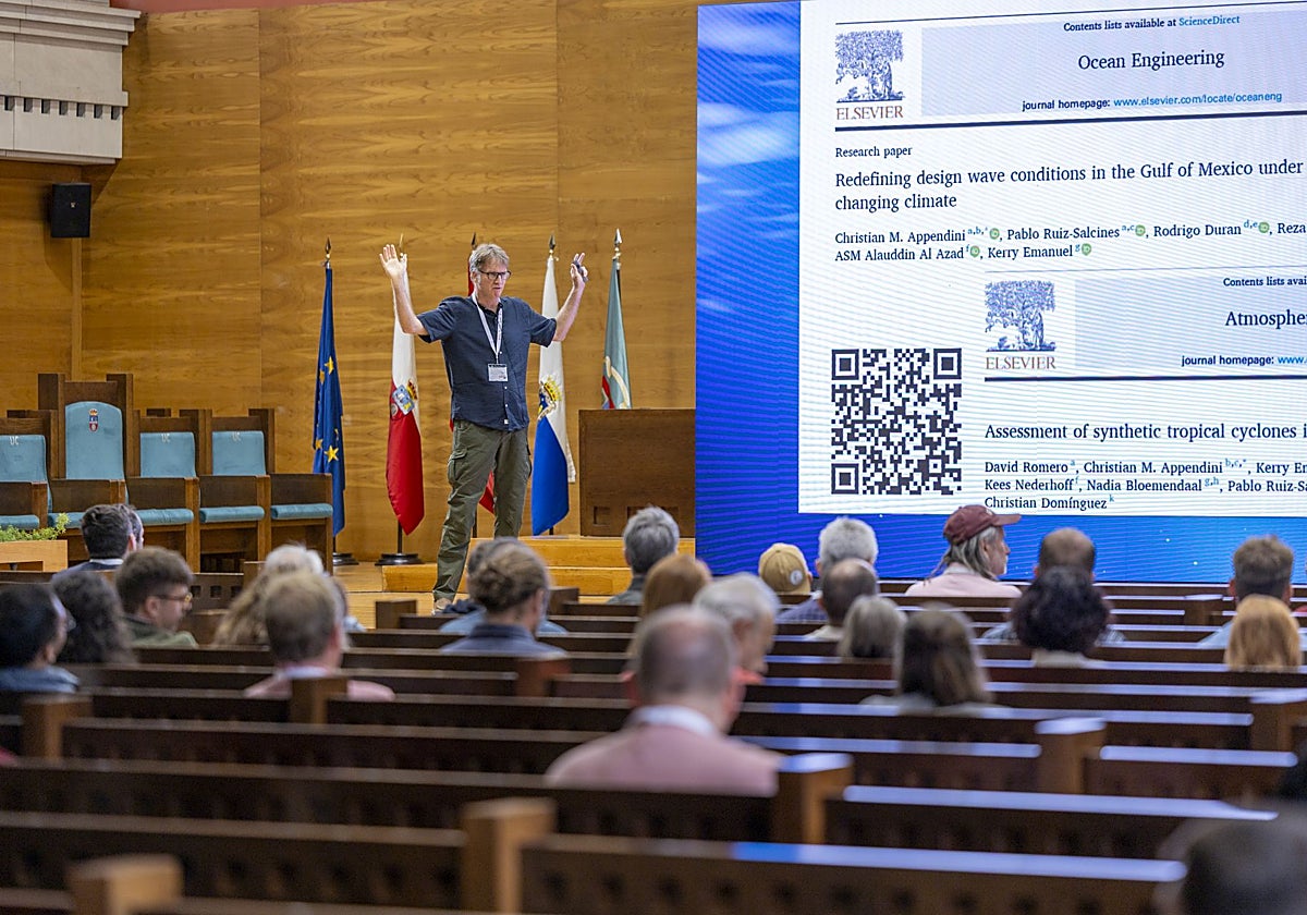 Una de las ponencias celebradas ayer en el Paraninfo de la UC, en Santander.