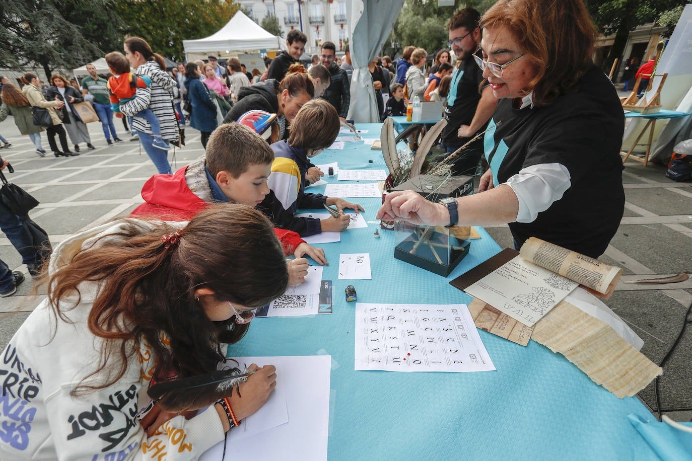 Imagen de la edición anterior cuando los profesionales de la UC tomaron las calles de Santander para mostrar a los más jóvenes su trabajo.