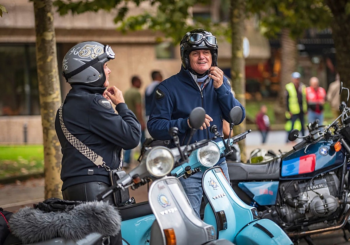 Unos participantes de la anterior edición se atan el casco antes de montarse en su motocicleta.