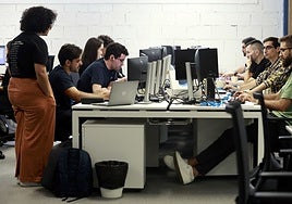 Empleados en sus puestos de trabajo.