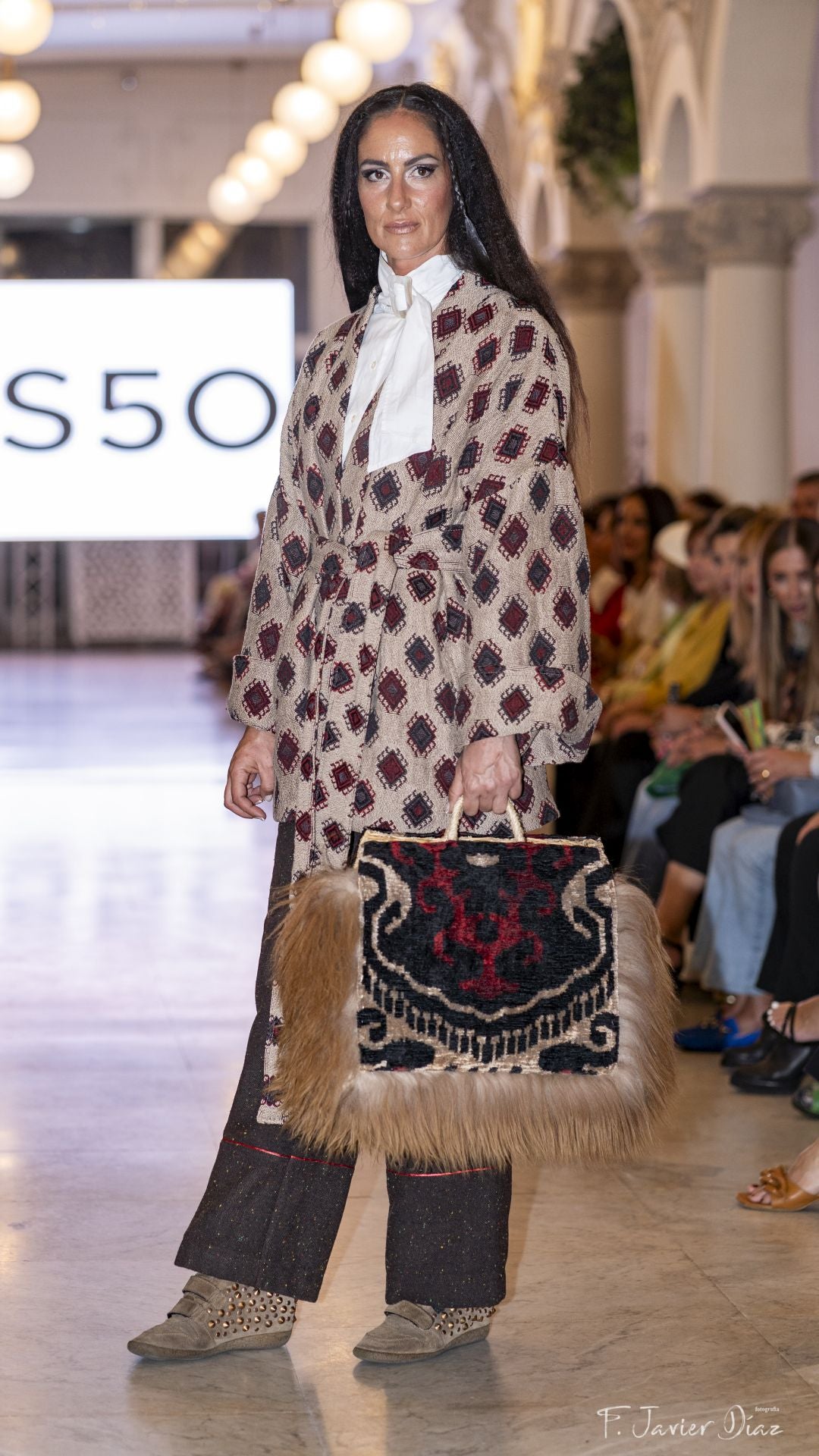 Katia Bolado luce un look completo de la marca YES50 que reivindica la dignidad, el esfuerzo y el valor de lo artesanal, fabricando siempre en Asturias.