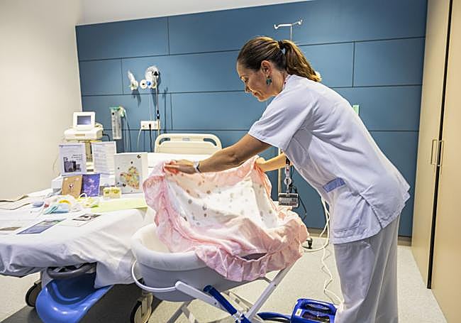 La cuna se complementa con una mantita.