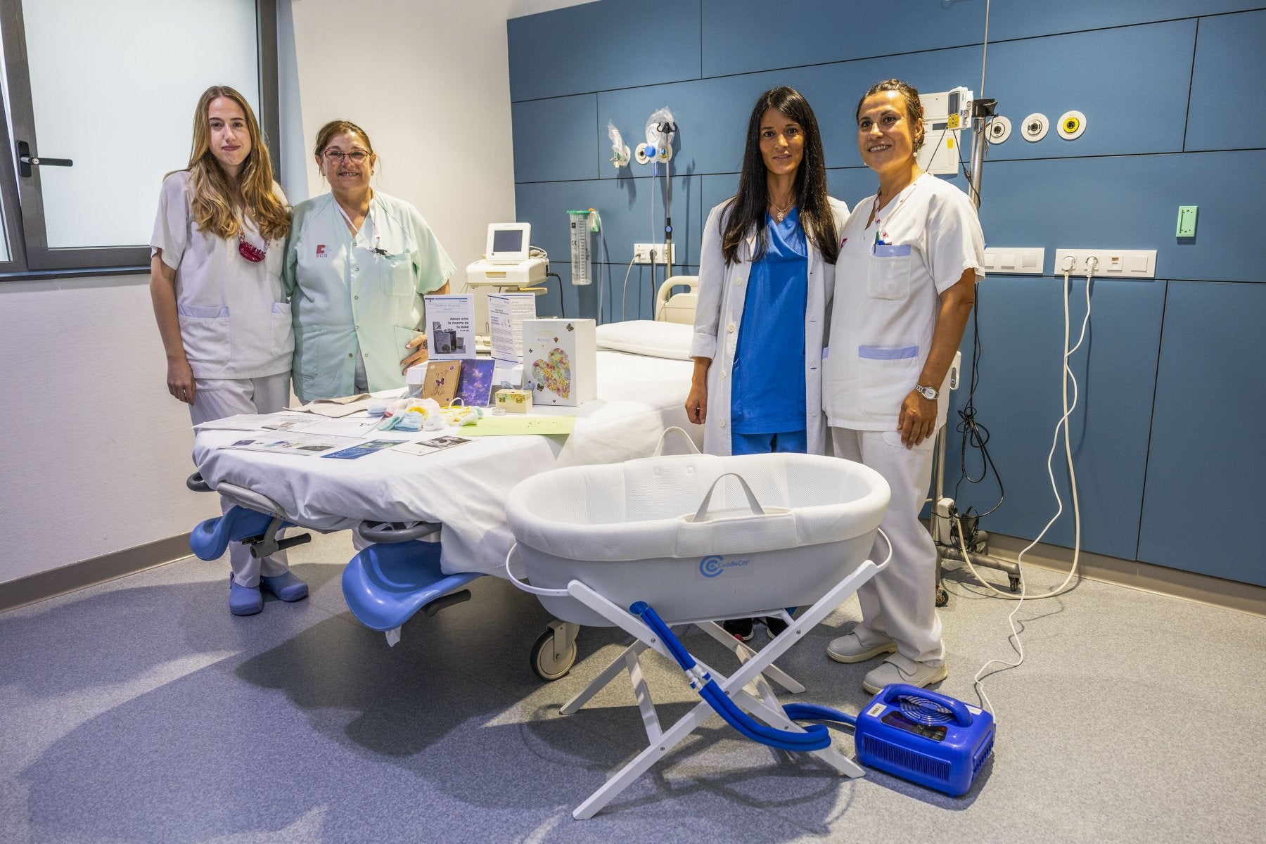 Paula Herrero, Isabel Hoyuela, Ana Merino y Fátima Vacas, en Valdecilla, junto a la cuna fría y la caja de los recuerdos.