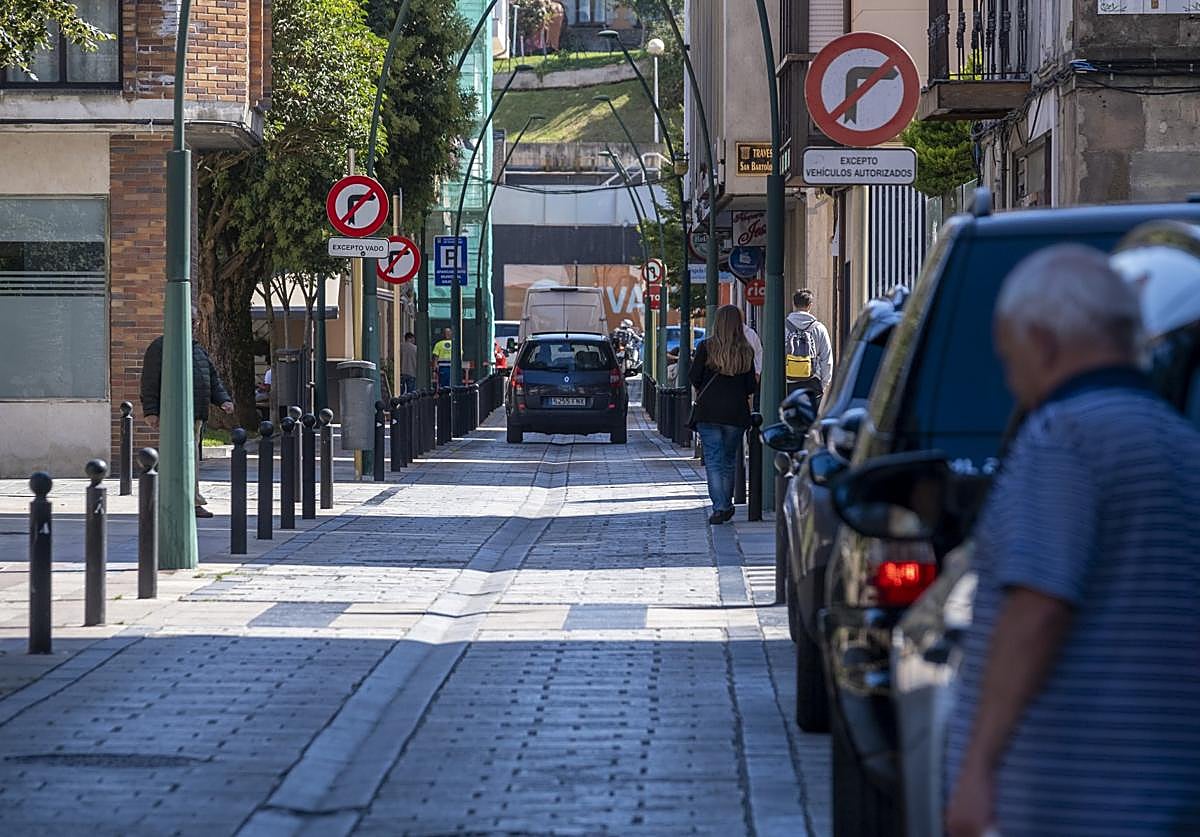 La calle Conde Torreanaz de Torrelavega, una de las incluidas en la Zona de Bajas Emisiones (ZBE).