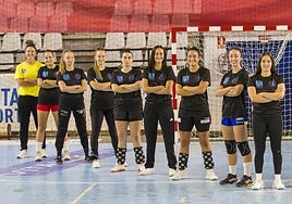 Plantilla y cuerpo técnico del Uneatlántico Pereda posan en la pista de La Albericia antes de empezar la Liga .