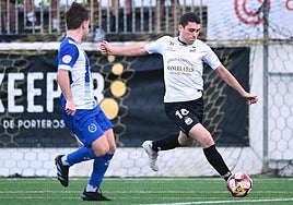 Íñigo Comendador conduce el balón en un partido de esta temporada en el Juan María Parés.