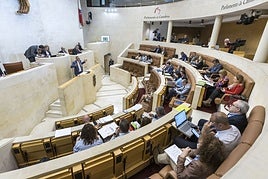 Pleno del Parlamento de Cantabria, en una imagen de archivo.