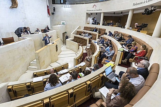 Pleno del Parlamento de Cantabria, en una imagen de archivo.