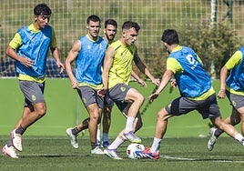Íñigo Vicente es rodeado por varios de sus compañeros en un entrenamiento.