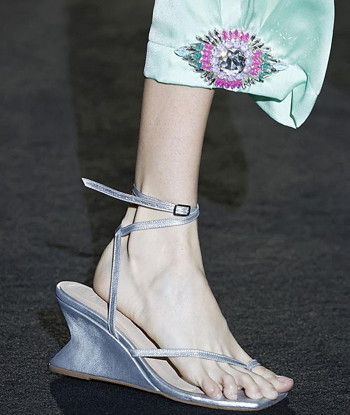 Imagen secundaria 2 - A la izquierda, detalle de una de las joyas de la neoyorkina Drew Gingsburg. A la derecha, una de las sandalias de cuña de madera diseñadas por Odette Álvarez y la Daniela Peraglio bajo la firma Canella Brand Shoes.