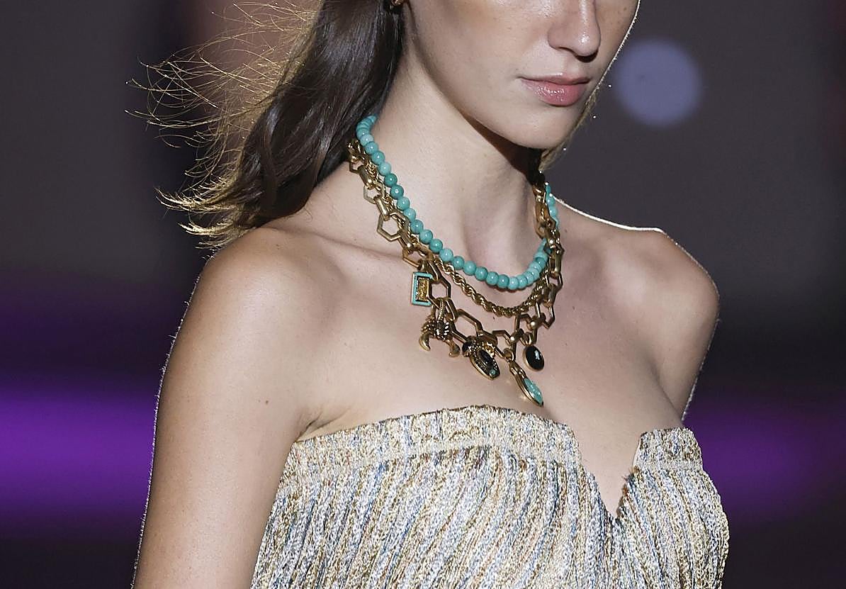 Imagen secundaria 1 - A la izquierda, detalle de una de las joyas de la neoyorkina Drew Gingsburg. A la derecha, una de las sandalias de cuña de madera diseñadas por Odette Álvarez y la Daniela Peraglio bajo la firma Canella Brand Shoes.