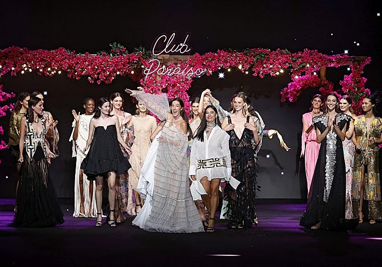 Odette Álvarez, tras el desfile, salió a saludar al público.