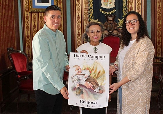 En el centro, Alicia Cañas, autora del cartel que ilustrará el Día de Campoo, junto a los ediles de Festejos de Reinosa.