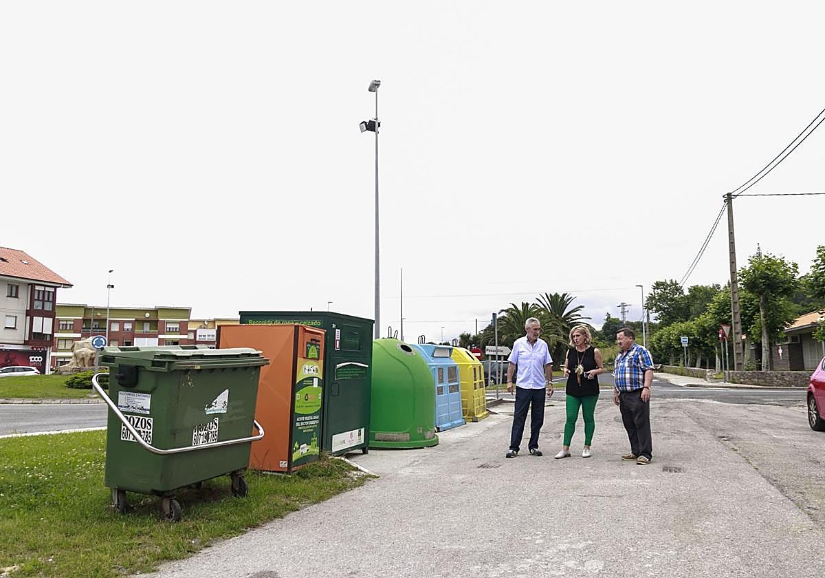 La alcaldesa de Polanco y dos concejales en una foto de archivo en Rinconeda.