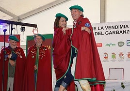 El periodista deportivo Jesús Álvarez, con la capa y la boina de la cofradía, en el acto en el que fue homenajeado.