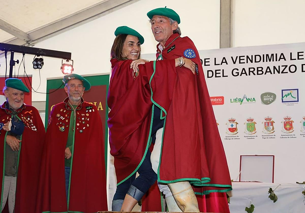 El periodista deportivo Jesús Álvarez, con la capa y la boina de la cofradía, en el acto en el que fue homenajeado.