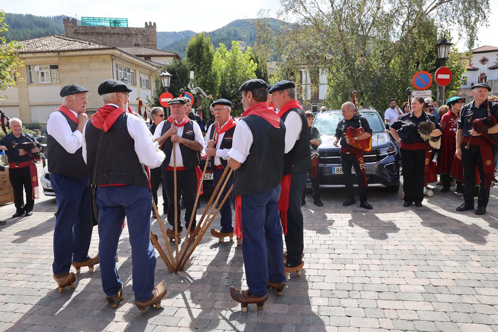 Actuaciones musicales por las calles de Potes.