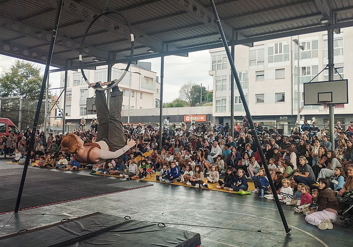 Un joven realiza acrobacias frente al numeroso público que acudió ests sábado a la cita convocada en la plaza de La Llama.