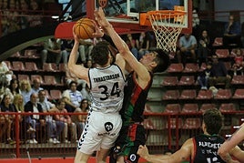 Thrastarson entra a canasta ante la oposición de Jiahao.