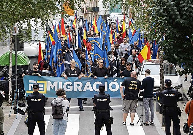 La concentración junto a la sede del PSOE reunió a un centenar de personas.