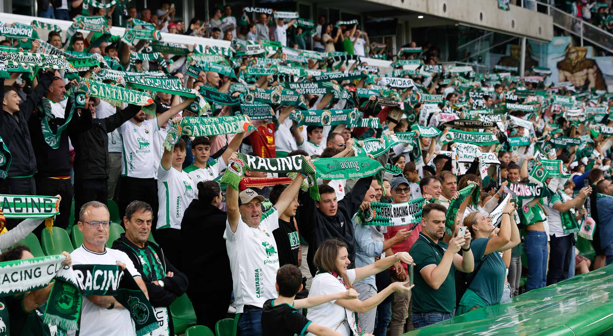 Los aficionado del Racing, con las bufandas en alto para cantar la Fuente de Cacho