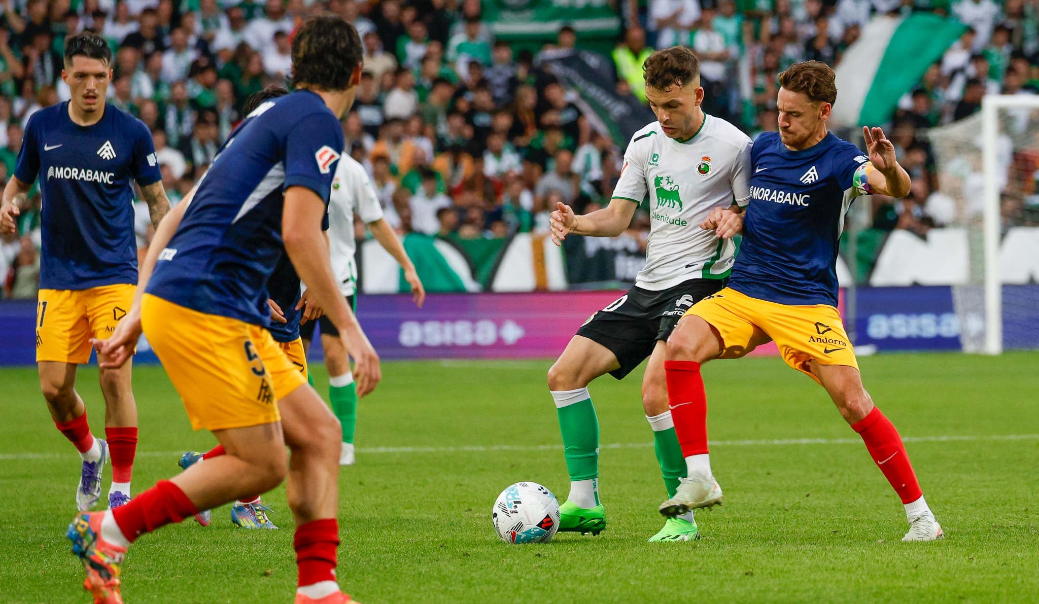Vicente, con el balón, rodeado de jugadores del Andorra