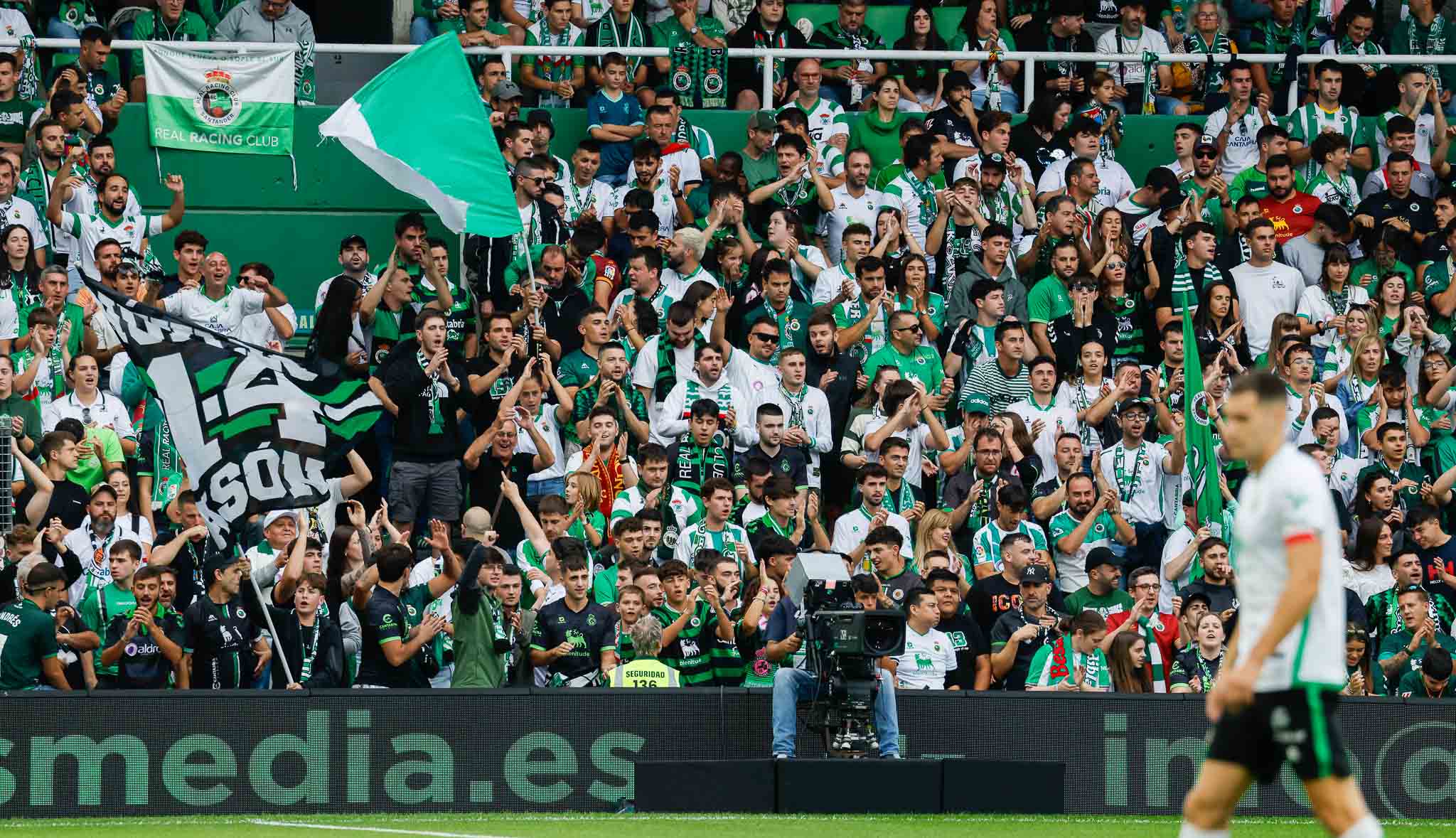 La Gradona no dejó de animar durante todo el partido