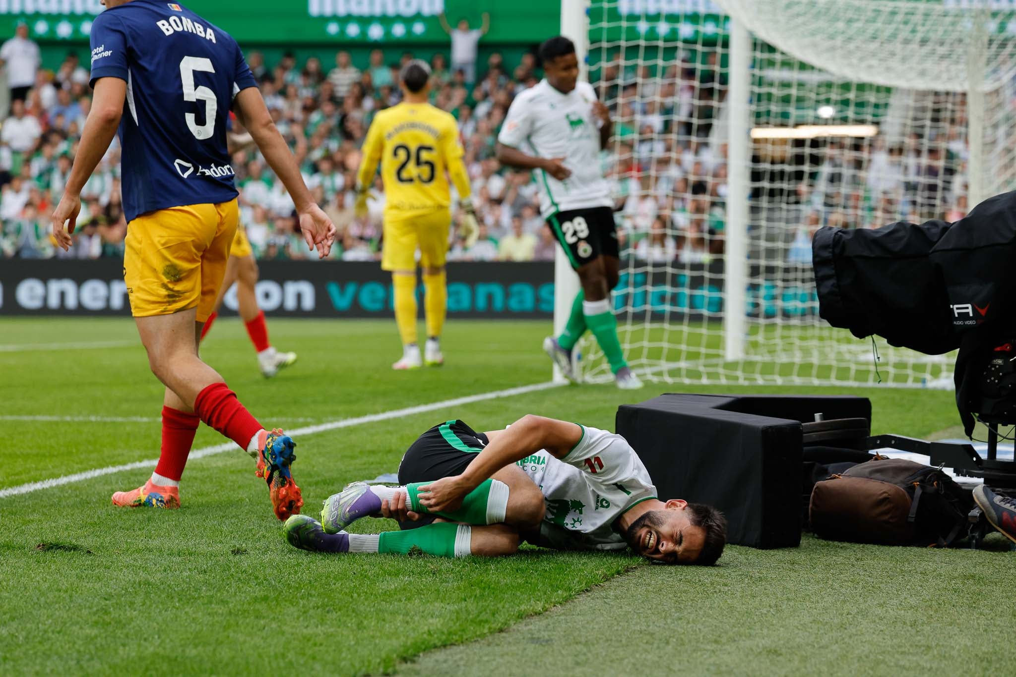 Andrés Martín se duele tendido en el suelo en una jugada que llegó a revisar el VAR, aunque el vídeo arbitraje señaló que no había nada