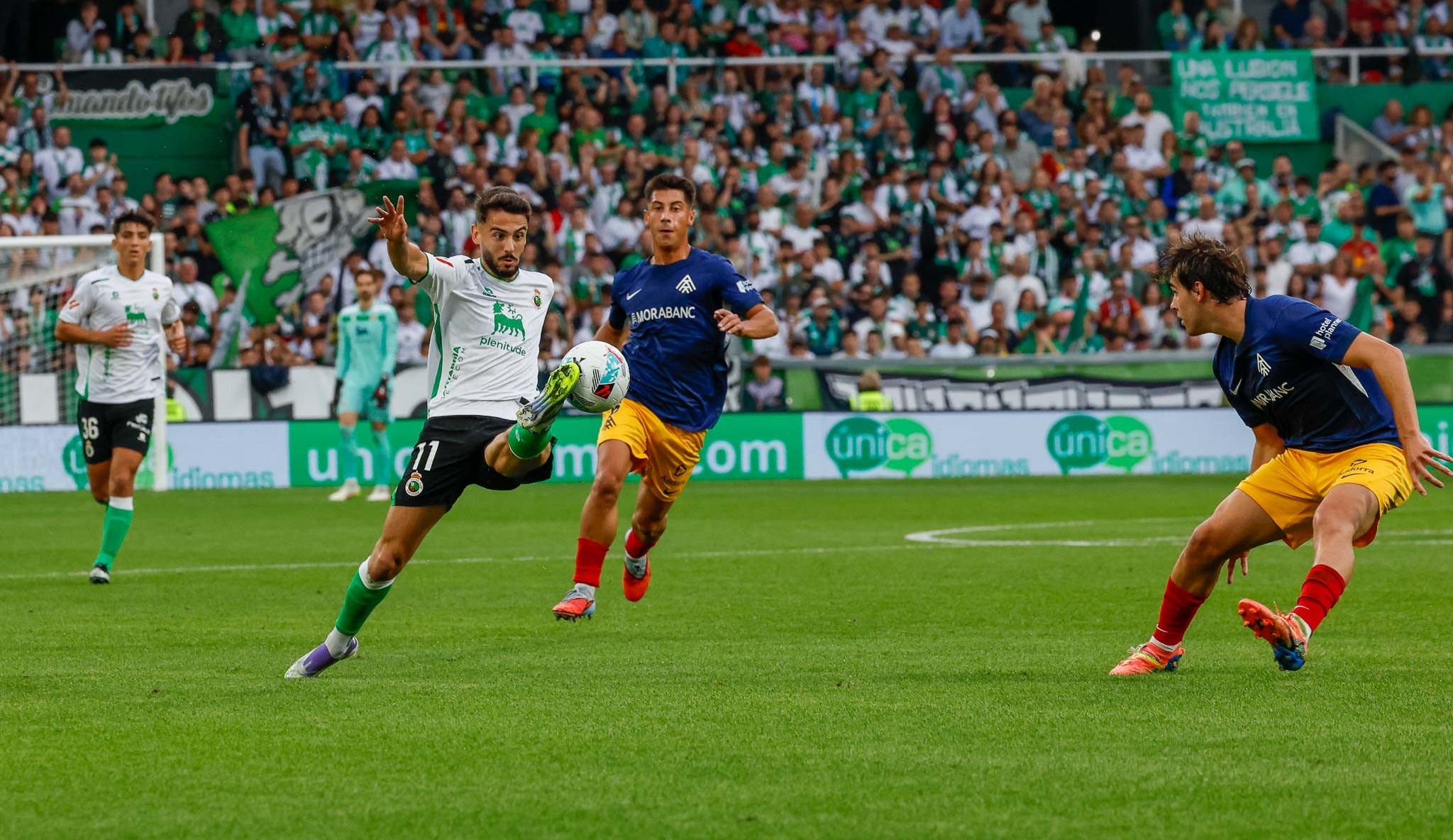 Andrés Martín baja el balón ante dos rivales del Andorra