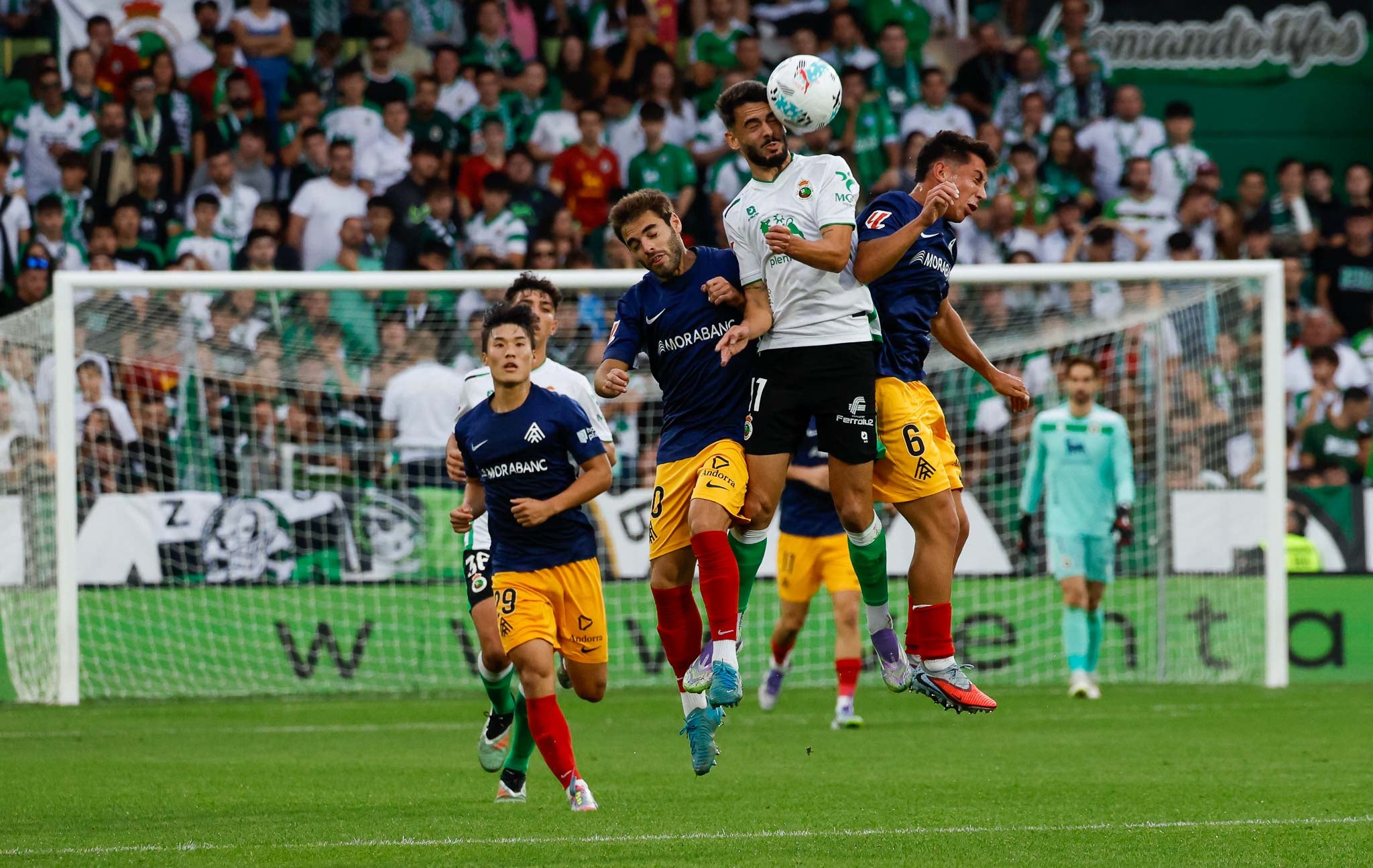 Andrés Martín, en pleno salto, cabecea el balón