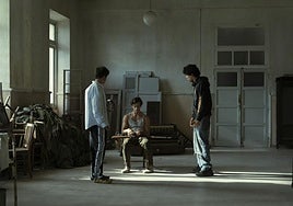 Javier Ambrossi y Javier Calvo dan indicaciones a Guitarricadelafuente en una de las escenas rodadas en el Seminario Menor.