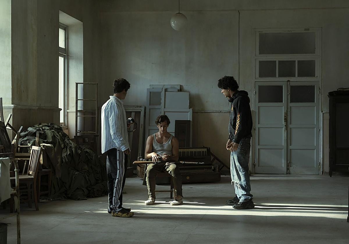 Javier Ambrossi y Javier Calvo dan indicaciones a Guitarricadelafuente en una de las escenas rodadas en el Seminario Menor.