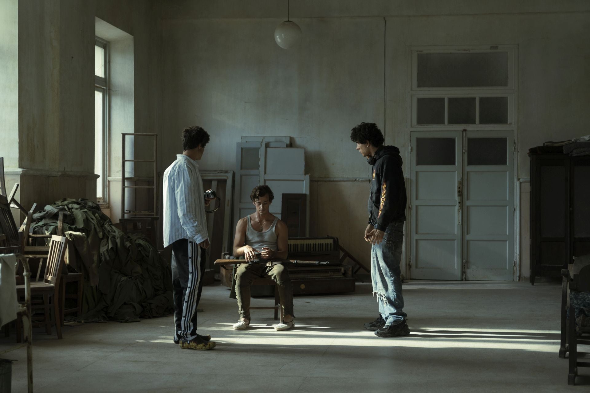 Javier Ambrossi y Javier Calvo dan indicaciones a Guitarricadelafuente en una de las escenas rodadas en el Seminario Menor. 