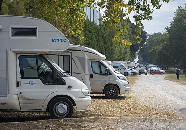 Autocaravanas aparcadas ilegalmente en Mataleñas.