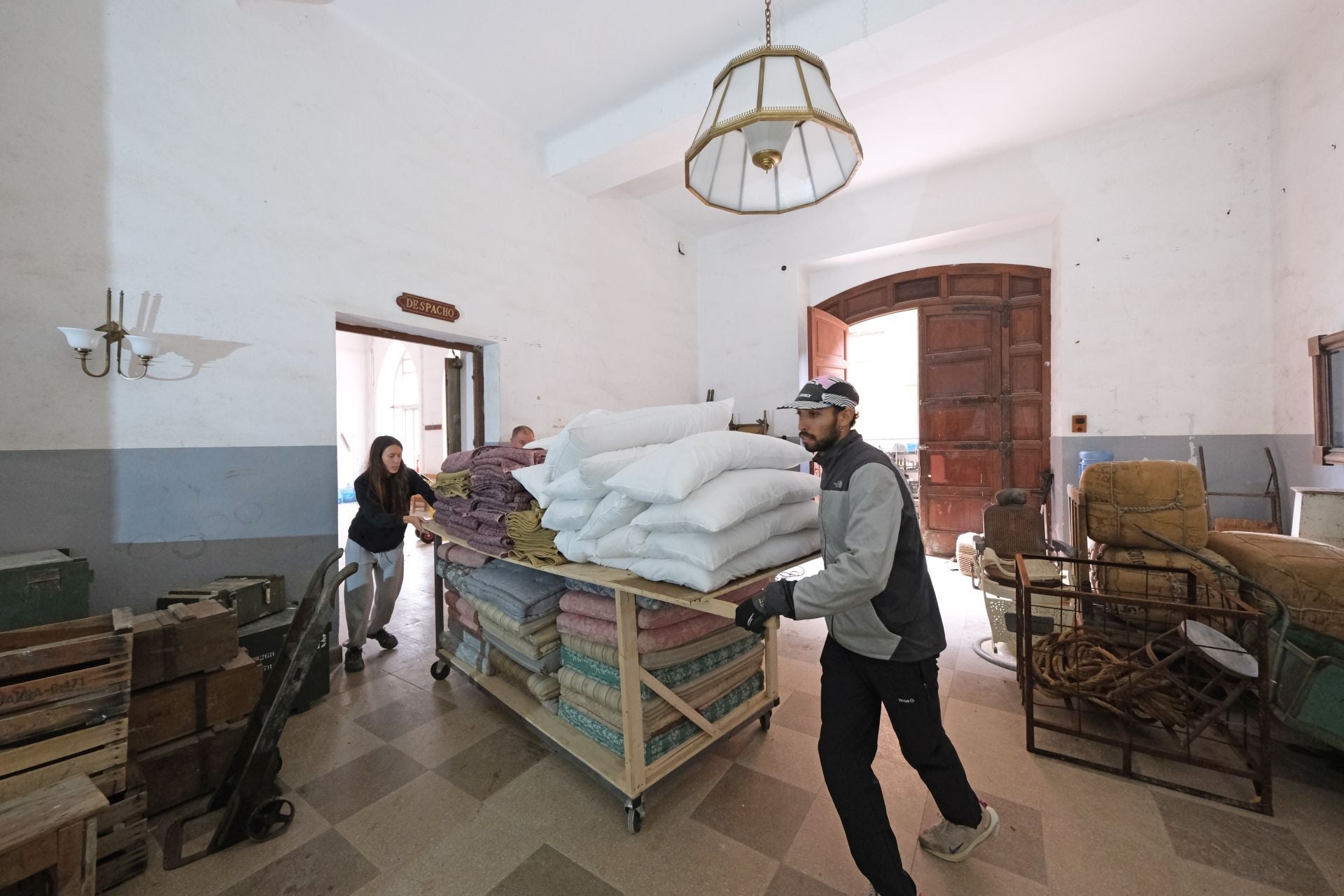 Entre desconchones, cristales rotos y sensación de abandono, el Seminario Menor es un hervidero de idas y venidas.