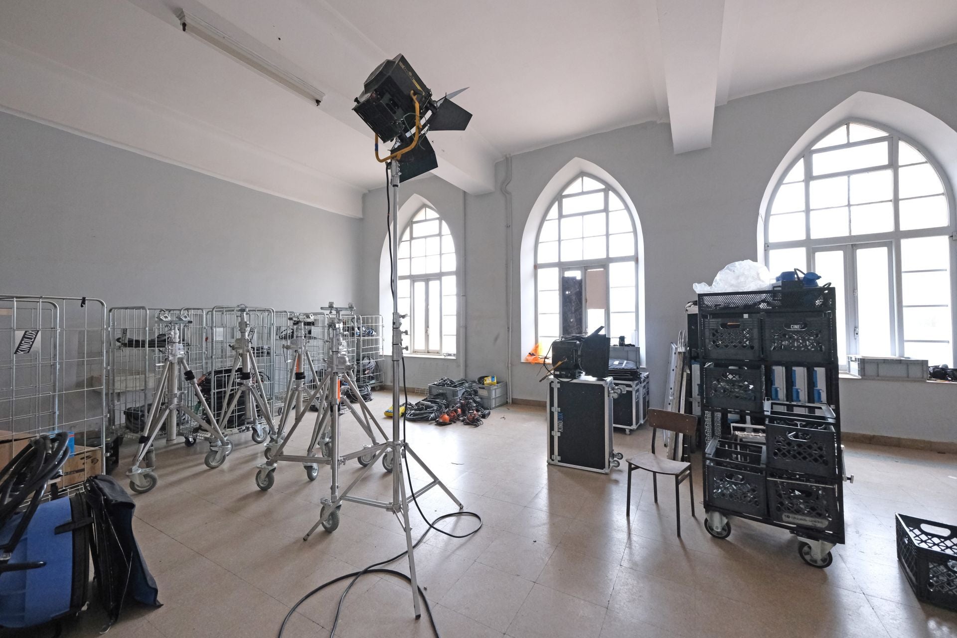 Las salas convertidas en estancias de un hospital, habitaciones o despachos, se mezclan con las zonas de trabajo destinadas a vestuario, maquillaje, comedor, almacén, oficinas.
