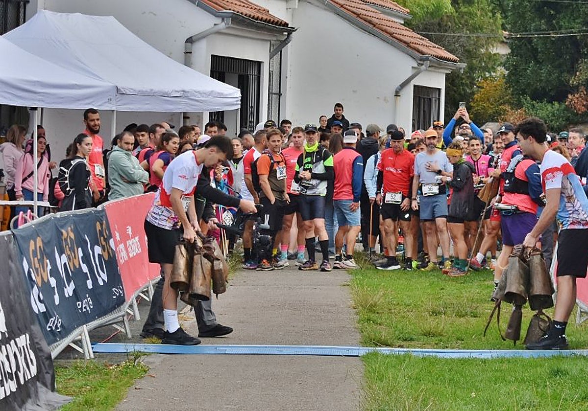 Salida del trail al son de los campanos de La Vijanera.