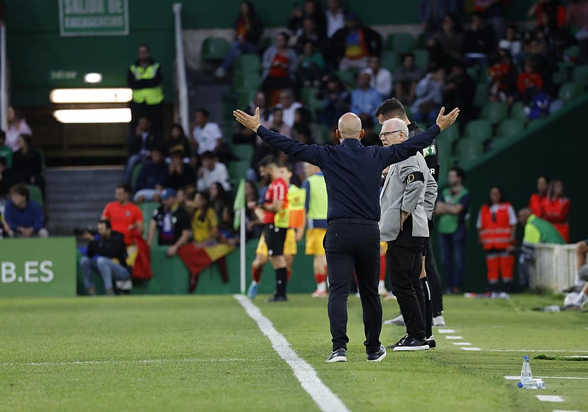 José Alberto López protesta tras señalarse el penalti a Javi Castro.
