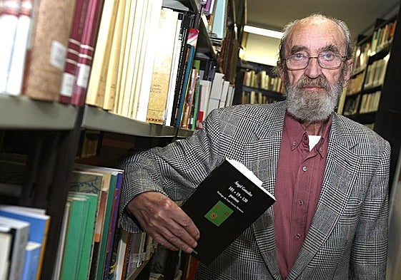 El poeta Ángel González.