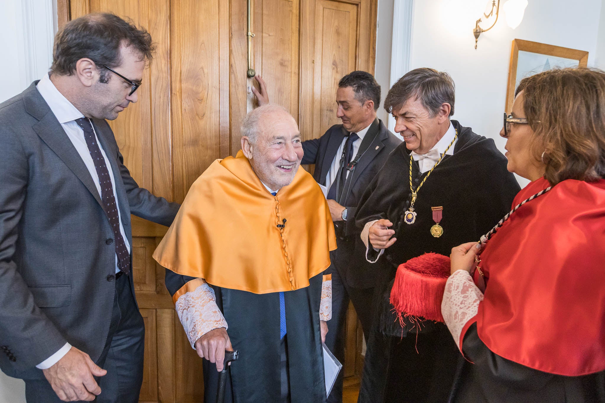 El ministro Carlos Cuerpo y el rector Carlos Andradas flanquean a Stiglitz, que saluda a la vicerrectora Matilde Carlón.