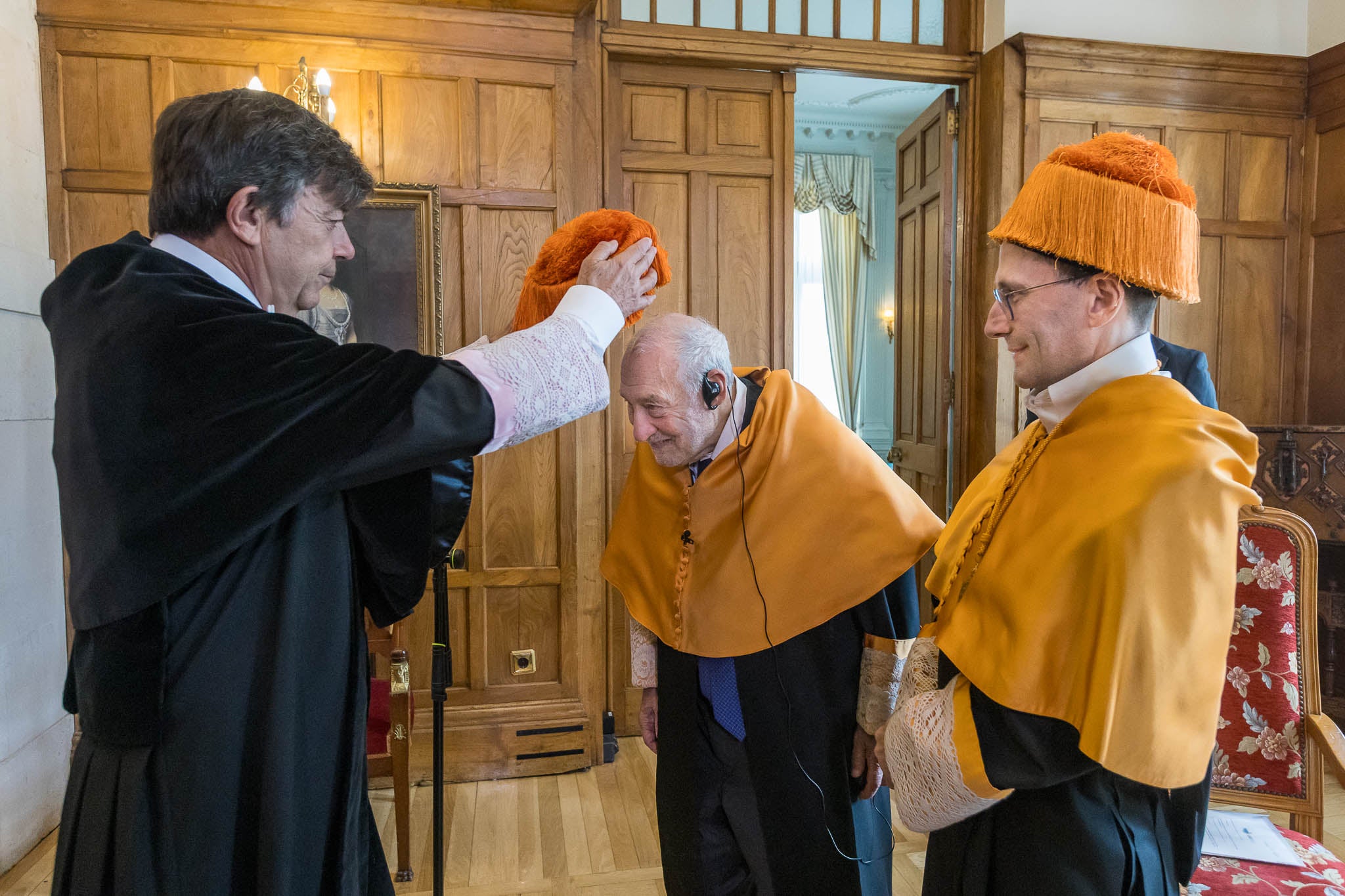 El momento de la imposición del birrete que le reconoce como Honoris Causa de la UIMP.