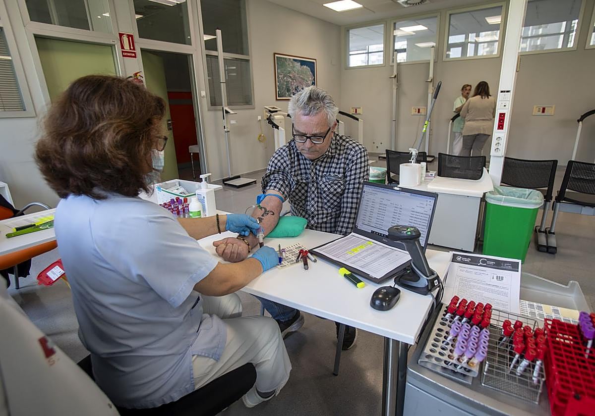Una enfermera extrae la muestra de sangre a uno de los voluntarios del proyecto Cohorte Cantabria, en Valdecilla.