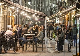 Las terrazas de la calle del Medio, en Santander, llenas.
