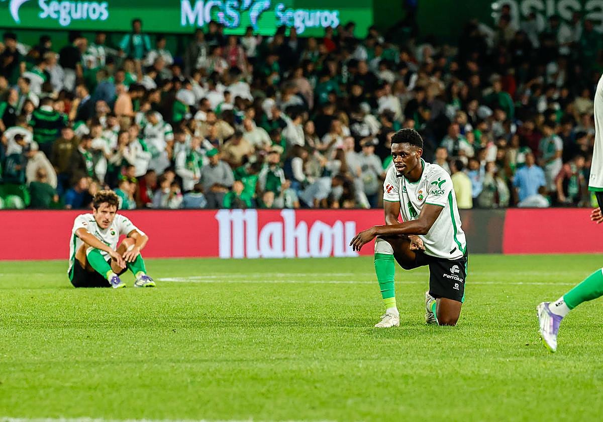 Los futbolistas del Racing se lamentan tras la derrota.