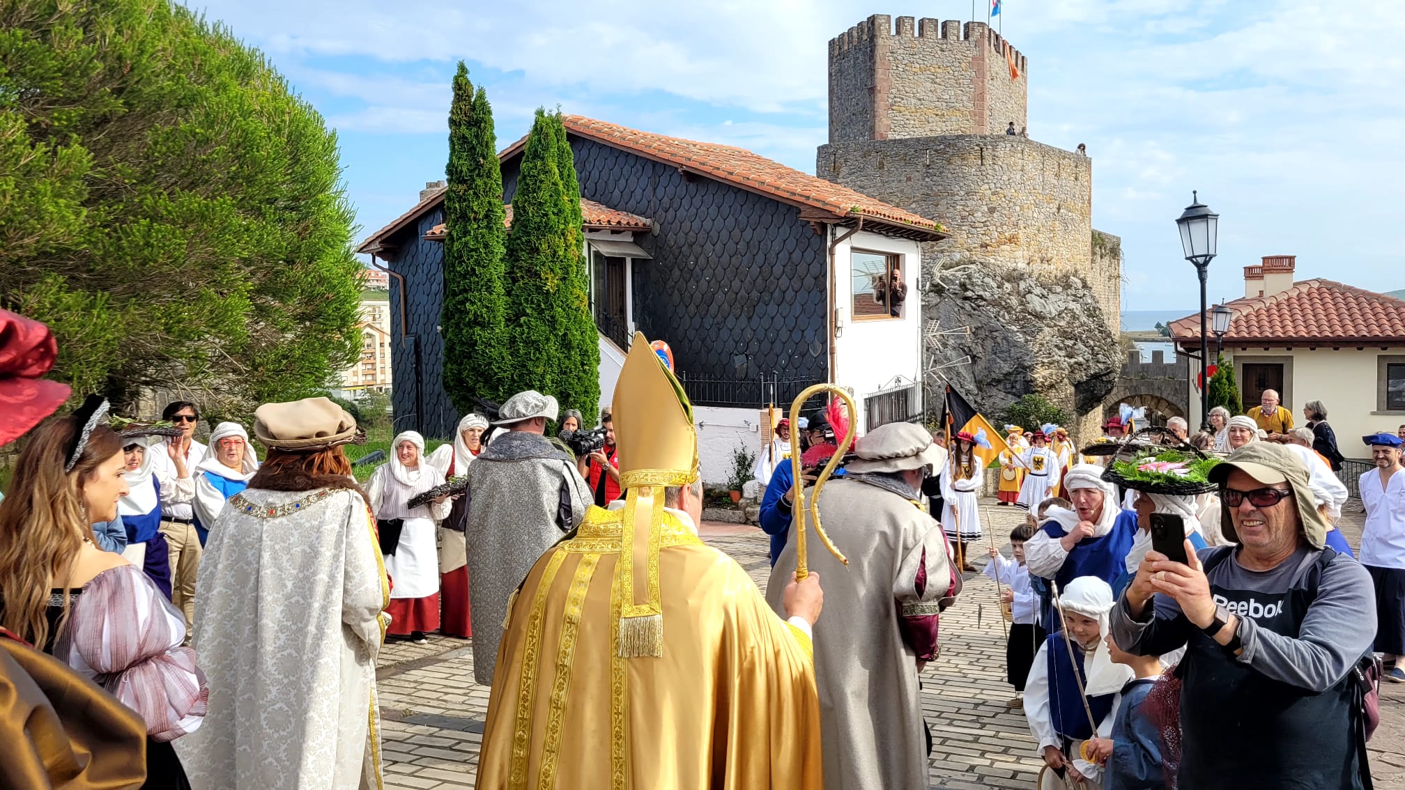 El príncipe Carlos, junto a su séquito, pasando junto al Castillo del Rey de San Vicente.