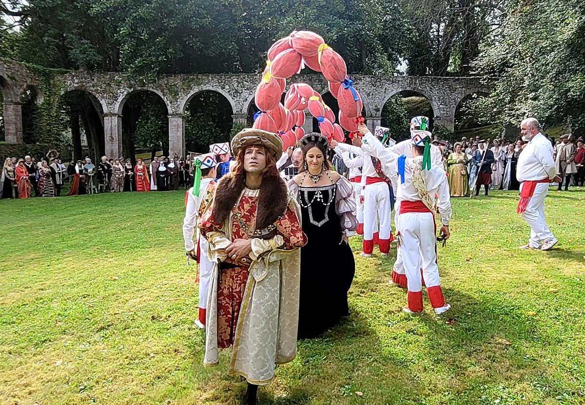 El joven príncipe Carlos, junto a su hermana Leonor, en el Convento de San Luis.